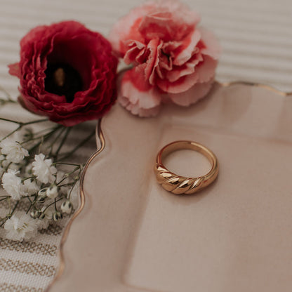 Wren Twist Ring
